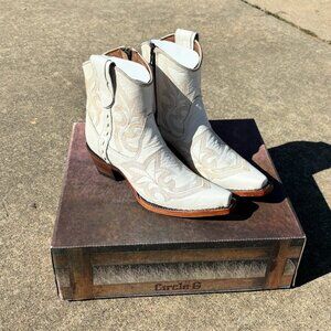 Circle G by Corral Western Distressed Pearl Snip Toe Ankle Boots 6.5